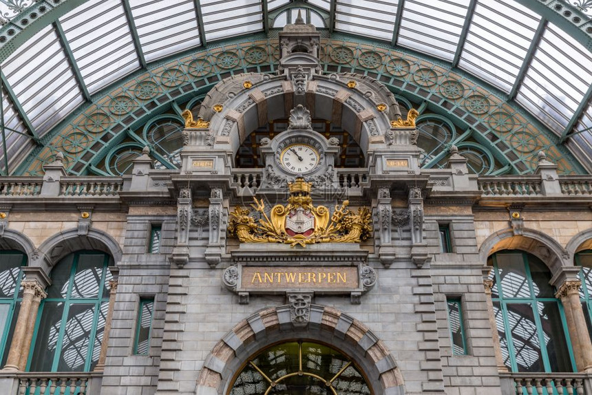 比利时安特卫普著名艺术deco站主厅有钟和城市名Antwerpen图片