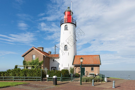 荷兰渔业村乌尔克美丽的白色灯塔背景