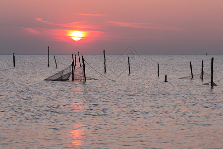 用和渔网在荷兰海上晒日落图片