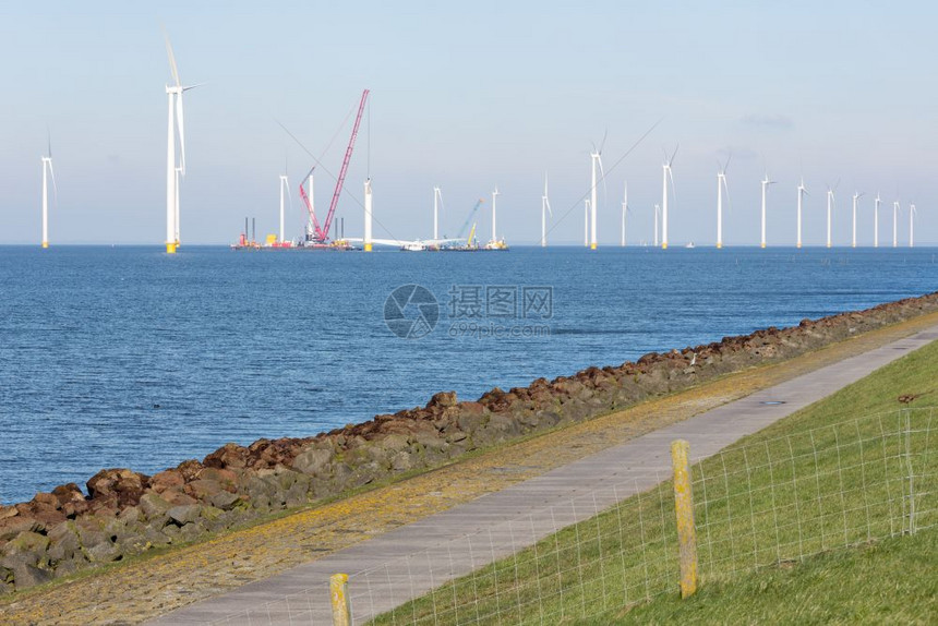 在荷兰海岸附近建造新的离岸风力农场图片