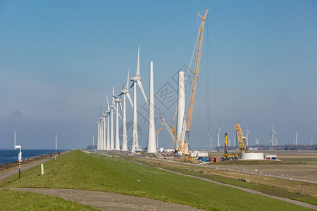 农业景观中新建荷兰风力农场的建筑工地图片