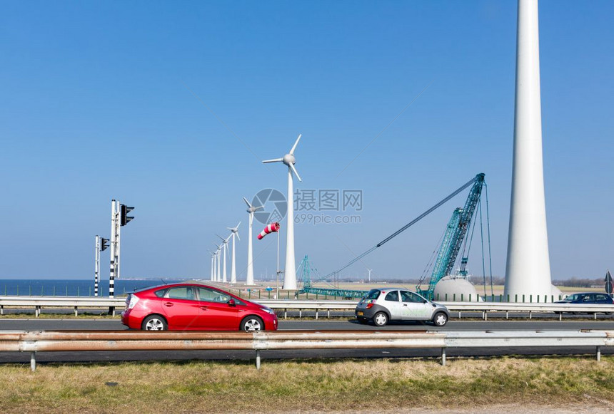 荷兰高速公路在建筑工地沿线有汽车新建风力涡轮机图片