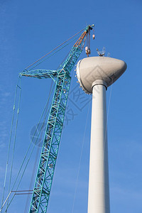 建造新的风力涡轮机吊起转房高清图片