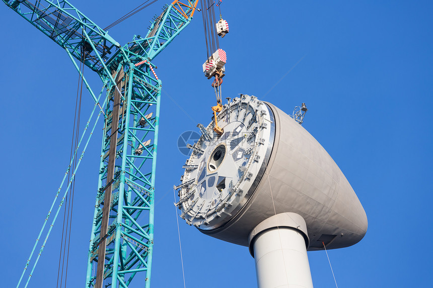 在荷兰新的大型风力涡轮机顶部安装机房图片