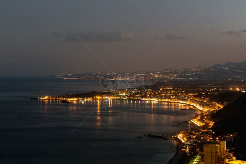 晚上在意大利西里Taormina附近西里海岸图片