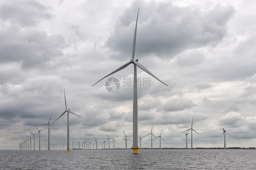 位于乌尔克附近的IJsselmeer湖的公园是荷兰最大的风力农场图片