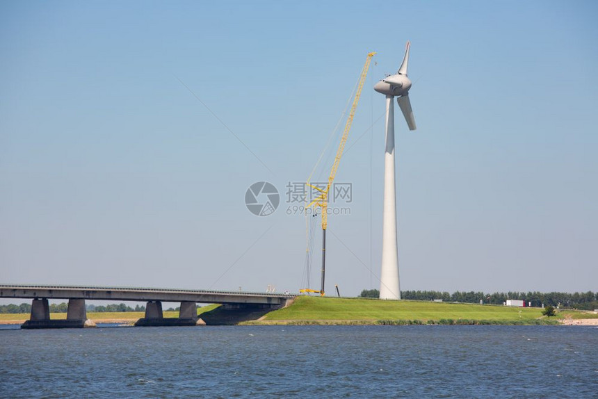 水泥桥附近的荷兰风涡轮鱼图片
