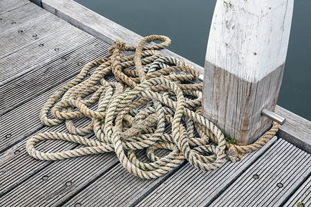 木林码头装有板和绳子图片
