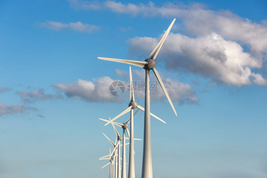 大风涡轮机一行和灰云蓝天空风涡轮机一行和蓝天空图片