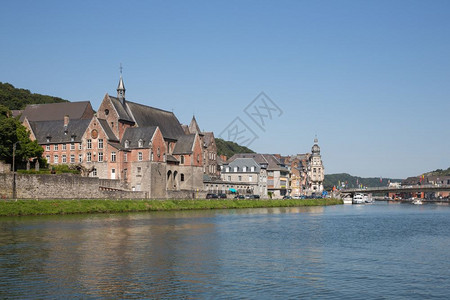 比利时Meuse河沿岸迪南特市风景图片