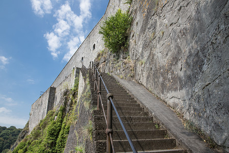 通往比利时迪南特城堡的石头楼梯图片