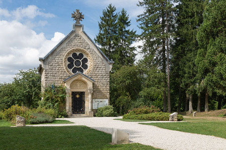 法国Fleury村前地点的纪念教堂该村在第一次世界大战期间被完全摧毁图片