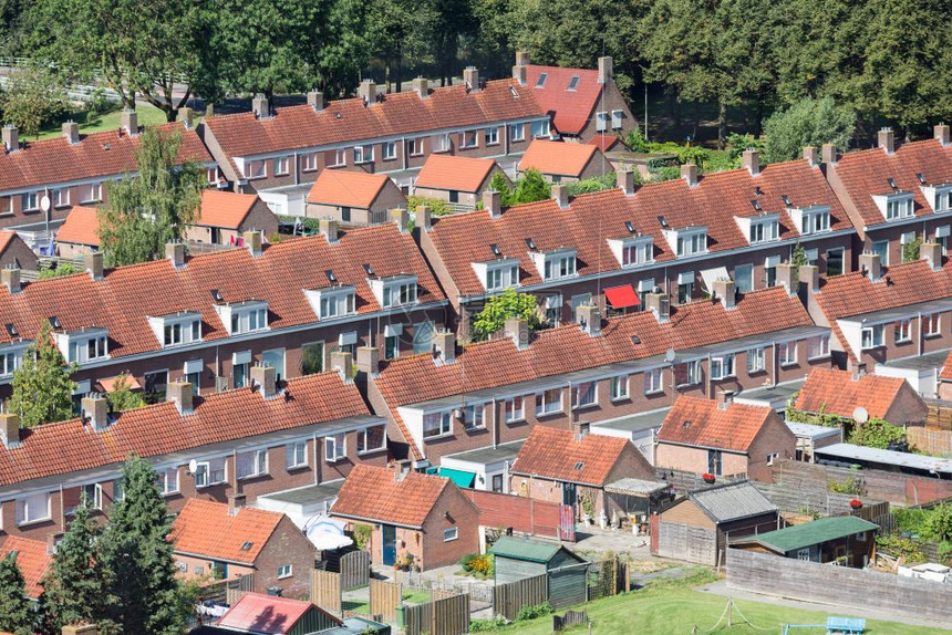 在荷兰Emmeloord村住宅区看到有后院的家庭房屋图片