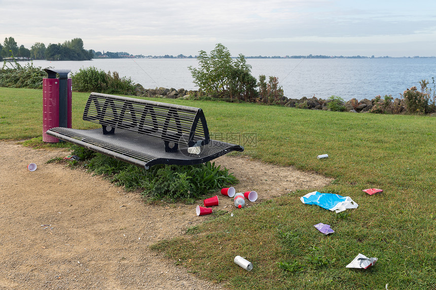 在荷兰湖附近野餐地点收集的垃圾图片