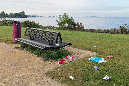在荷兰湖附近野餐地点收集的垃圾图片