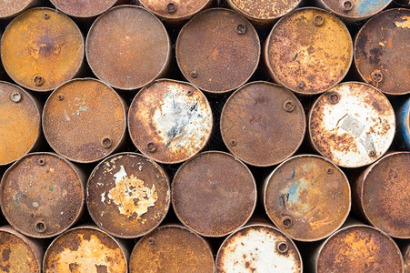 古老生锈石油桶的棕色背景图片