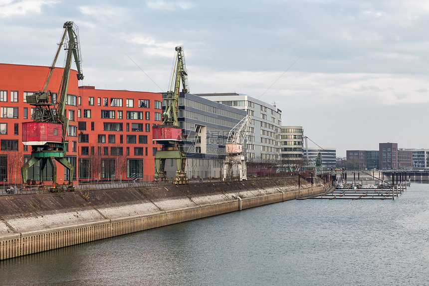 德国杜伊斯堡港口内与起重机图片
