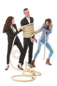 两名愤怒的女人用绳子捆绑一名商人背景图片