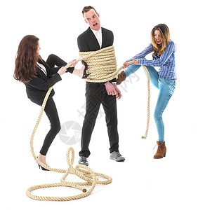 风控团队两名愤怒的女人用绳子捆绑一名商人背景