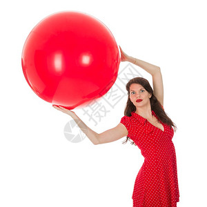 穿着红裙子的美女带着一个大红气球在头顶上背景图片