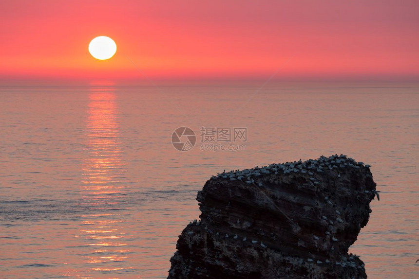 德国海格兰岛最西端美的日落靠近一座叫做朗吉安娜的悬崖图片