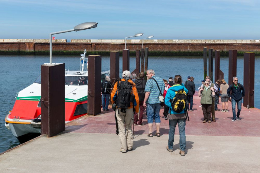 德国赫尔辛基2017年5月日乘坐渡轮旅行的游客往返于德国北海岛屿赫尔戈兰和杜内之间图片