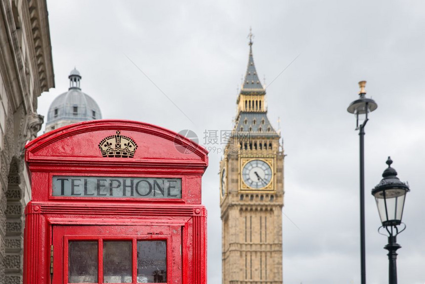 在英国伦敦大本附近议会广场的红色调用箱在伦敦大本附近议会广场的红色调用箱图片