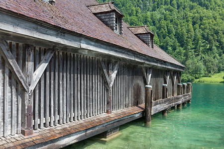 德国Konigssee的船坞有陡峭山峰和清晰横贯式水图片