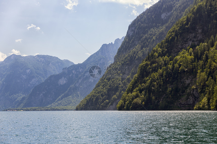 德国贝希特斯加登附近的科尼西环绕着从湖中垂直爬出山脉德国贝希特斯加登附近的科尼希西环绕着垂直山脉图片