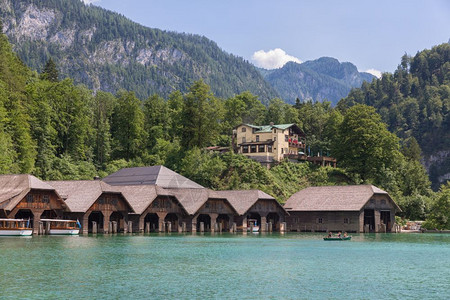 山屋在德国阿尔卑斯山贝赫特斯加登附近的科尼格西船屋和酒店德国阿尔卑斯山贝赫特斯加登附近科尼格西的船库和酒店背景