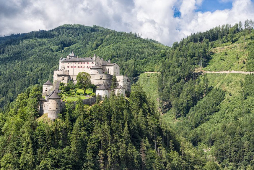 奥地利邦古山谷Hohenwerfen城堡前电影拍摄地点鹰达雷城堡位于山顶的战略置向山顶看河谷奥地利邦古山谷Hohenwerfen图片