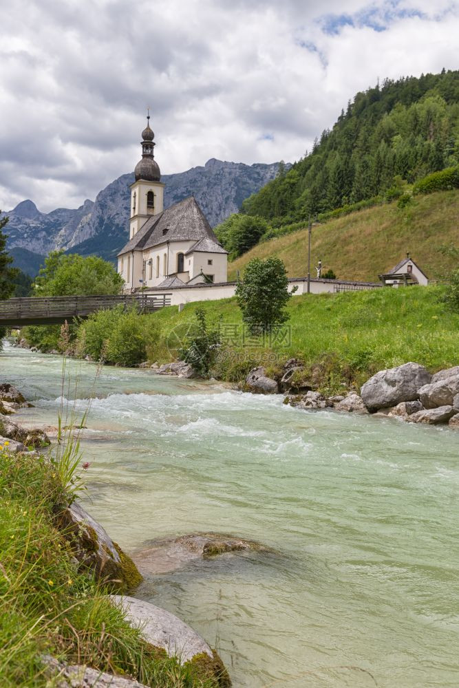 Berchtestesgaden附近的Ramsu教堂德国巴伐利亚阿尔卑斯前面有一条野河图片