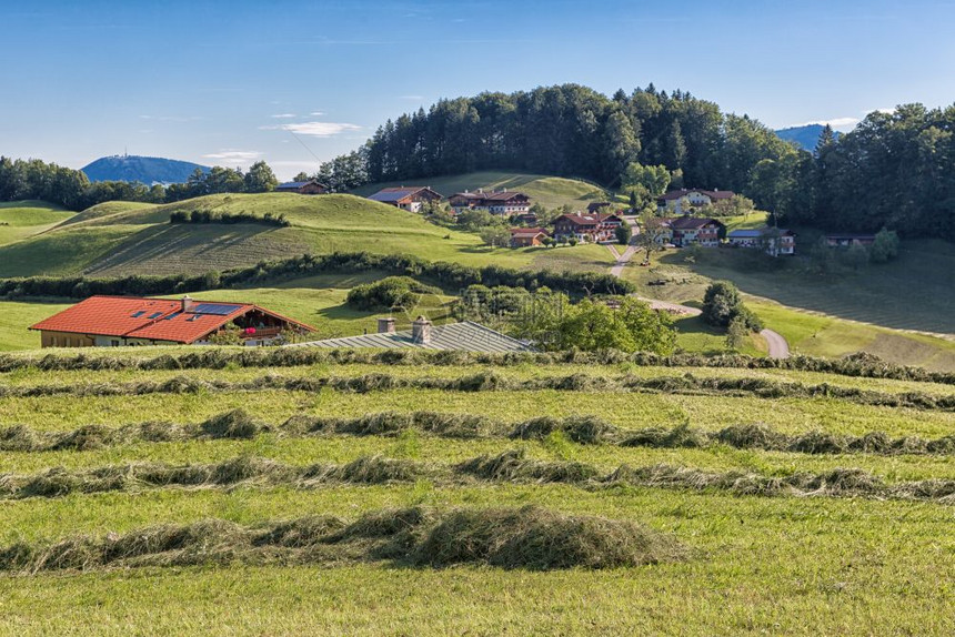 德国Berchtestesgaden附近山区干草和农舍线路的阿尔卑山德国Berchtestesgaden附近山区干草的阿尔卑山图片