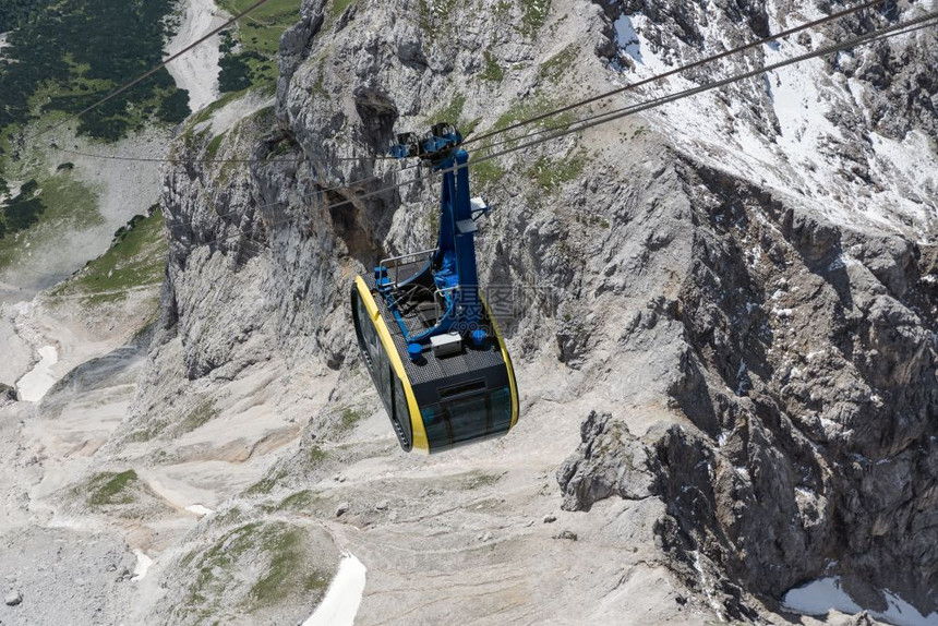 奥地利阿尔卑斯山脉有线汽车的顶端视图图片