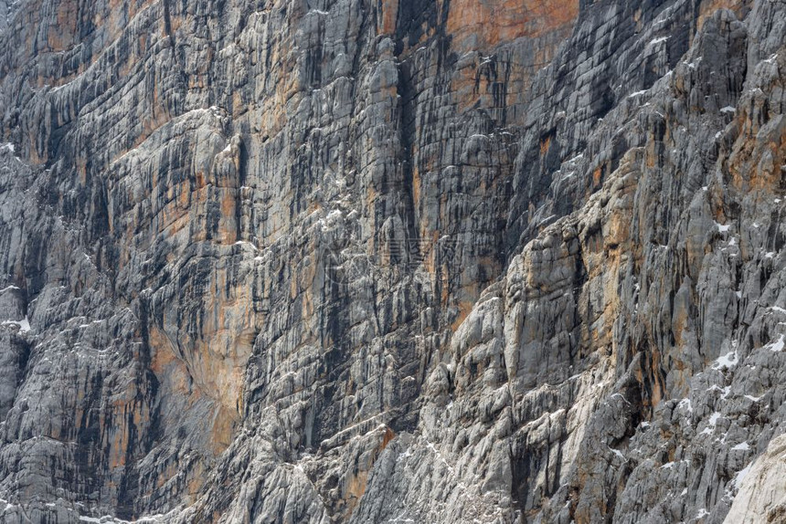 在Dachstein附近的奥地利阿尔卑斯山的垂直坡上查看图片