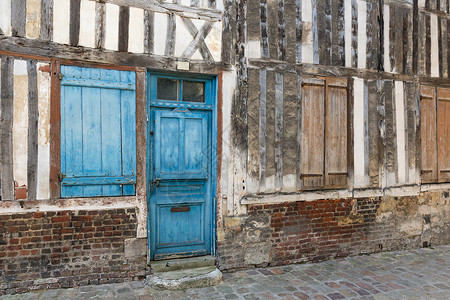 法国Honfleur市中心的世纪老房子过路人法国Honfleur市的中世纪房子过路人背景图片