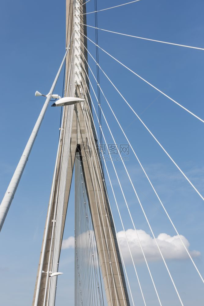 皮隆和钢电缆来自法国波顿德诺曼迪桥位于塞纳河上空图片