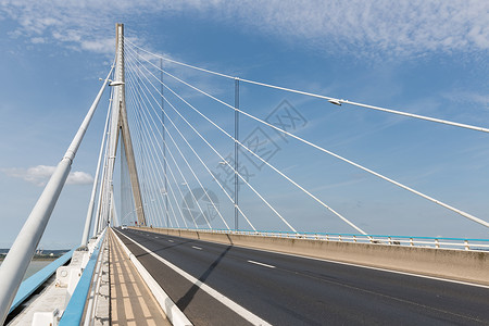 在诺曼底桥有人行道的高速公路在勒阿弗尔和洪弗勒附近的塞纳河上有法国桥诺曼底桥公路法国塞纳河大桥背景
