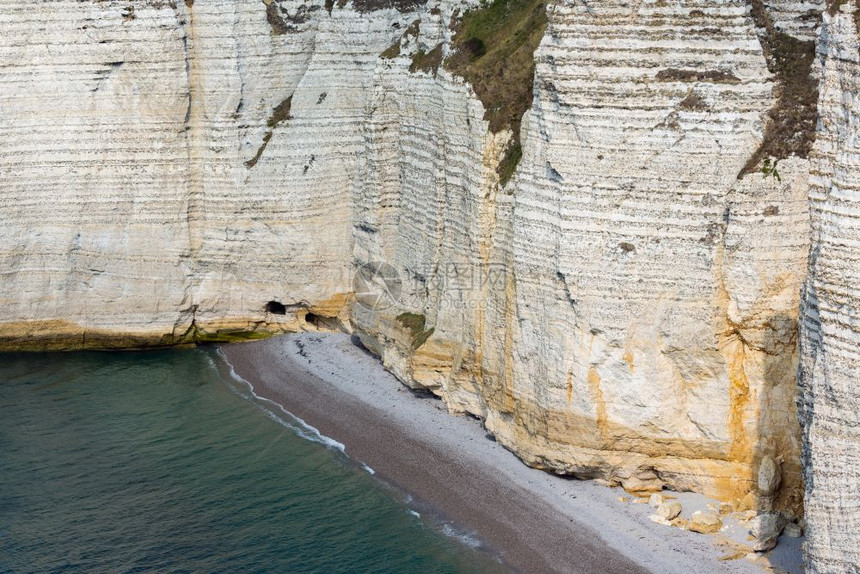 法国诺曼底Etretat附近海滩的多彩垂直石灰岩悬崖法国诺曼底Etretat附近有多彩的石灰岩悬崖图片