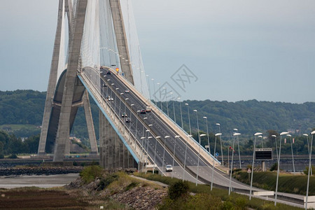诺曼底桥法国勒阿弗尔附近横跨塞纳河的大桥这座桥是欧洲最长的索桥诺曼底桥横跨法国塞纳河的大桥背景图片