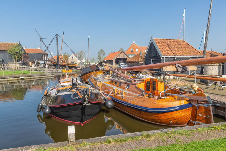 位于荷兰渔港的历史船和停泊在荷兰渔港的船图片