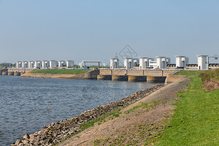 科恩韦德赞德荷兰Kornwerzand附近的水闸用于将IJsselmeer湖的淡水排放到盐瓦登海荷兰艾瑟默湖排水用水闸背景