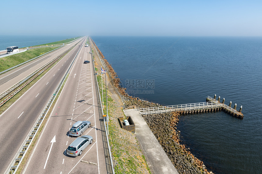 堤坝是弗里斯兰和努尔德霍之间连接的桥梁从IJsselmeer分离了瓦登海图片