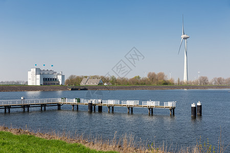 梅登布利克荷兰湖IJsselmeer靠近Medemblik带滑水风涡轮机和码头背景