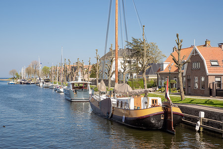 梅登布利克荷兰港市Medemblik与古老的木帆船背景