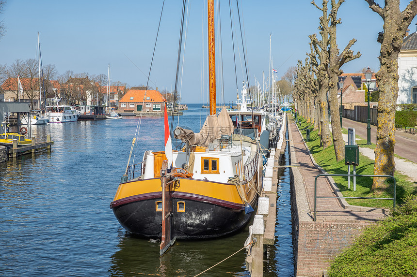 荷兰港市Medemblik与古老的木帆船图片