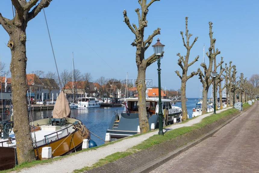 荷兰港市Medemblik与古老的木帆船图片