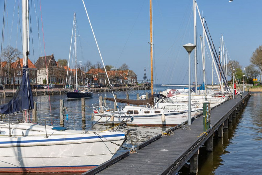 荷兰港市Medemblik和现代游艇停靠在木制码头图片