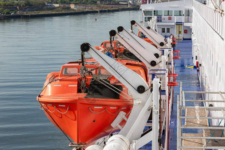 乘救生艇从荷兰的IJmuiden港驶抵英国纽卡斯尔港背景