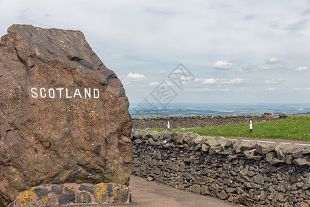 英格兰和苏在卡特酒吧的边界在大岩石上以苏格兰的名字命图片